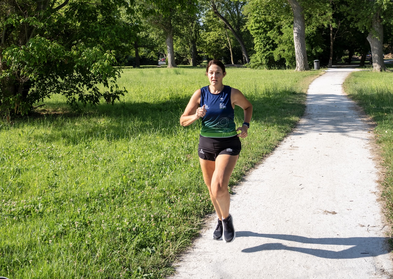 Becky Furuta corriendo por un sendero del parque