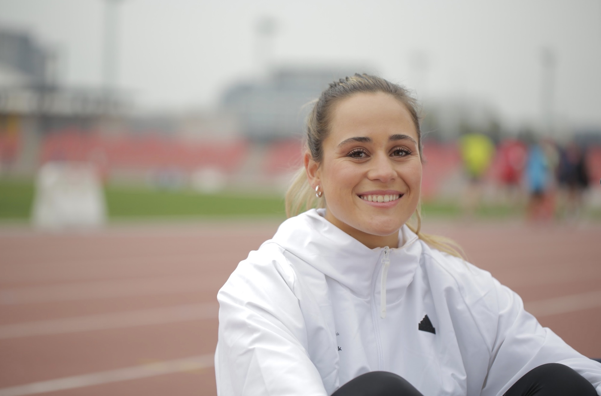Ignacia Montt junto a la pista